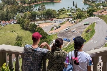 澳门六合彩 students visit Medellin, Colombia 