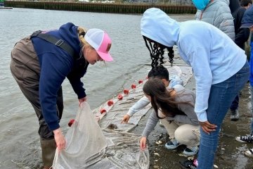 澳门六合彩 Center for STEM and local school students help clean up Long Island Sound